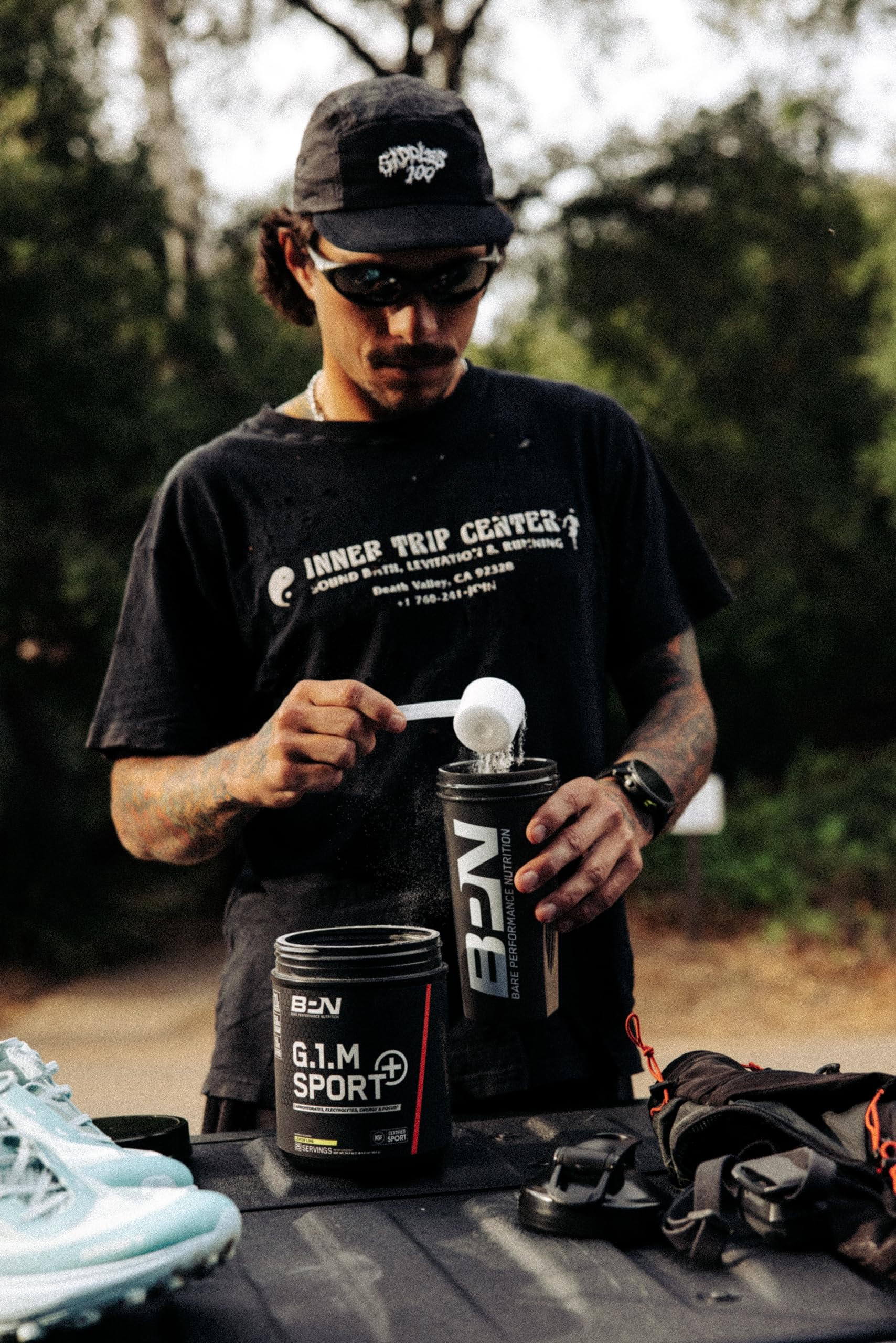BARE PERFORMANCE NUTRITION atleta ciclista usando el producto durante entrenamiento intenso