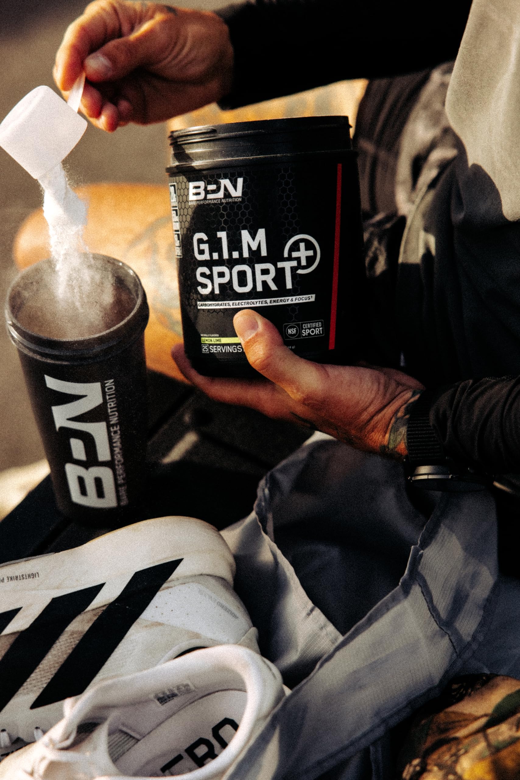 BARE PERFORMANCE NUTRITION bote junto a objeto cotidiano para comparar tamaño y porciones