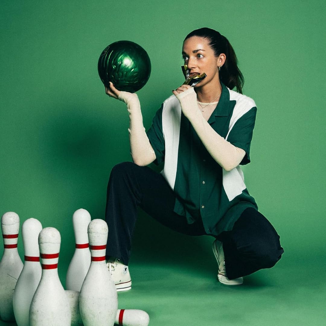 BarebeIs barra en mochila en entorno urbano que facilita snacks sobre la marcha