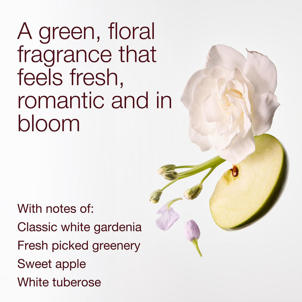 Bath & Body Works vela con tres mechas encendidas difundiendo aroma de jardín romántico
