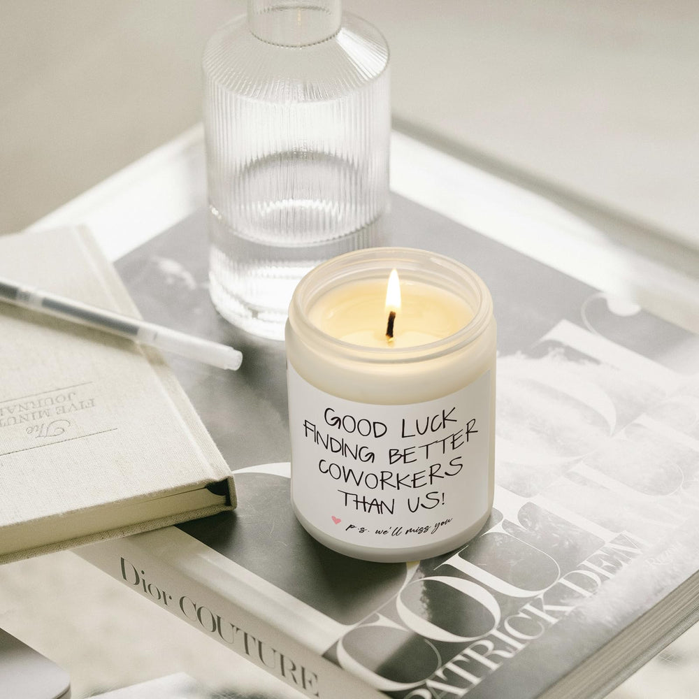 BaubleDazz vela encendida creando ambiente relajante en habitación
