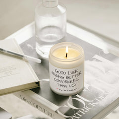 BaubleDazz vela encendida creando ambiente relajante en habitación