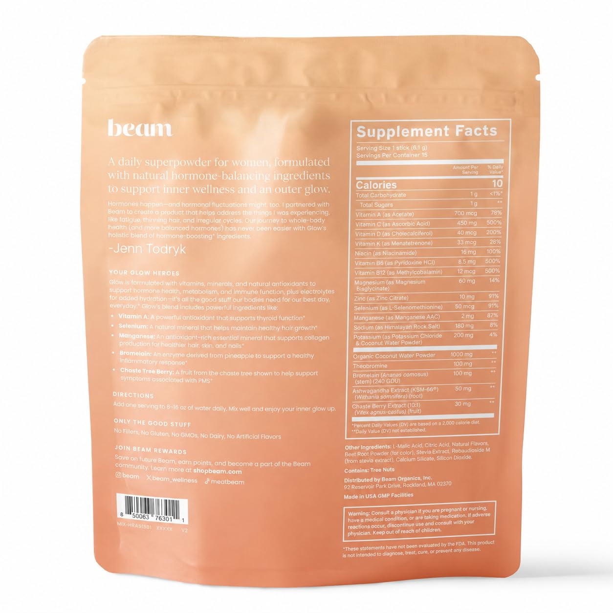 BEAM mujer mezclando Glow en cocina, ilustra integración en rutina diaria