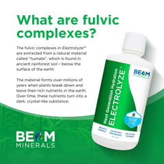 Mano vertiendo BEAM Minerals en un vaso con agua para mezcla fácil y rápida