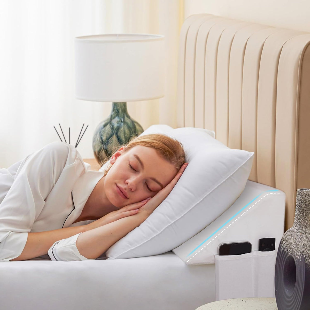 Bedluxe almohada cuña frontal en cama cerrando hueco, proporciona orden y confort