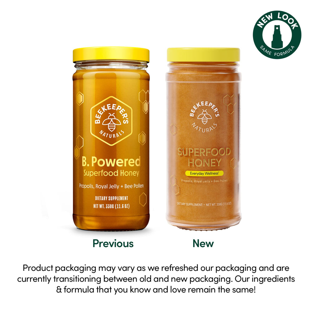 Beekeeper's Naturals frasco sostenido en mano para comparar tamaño y servir