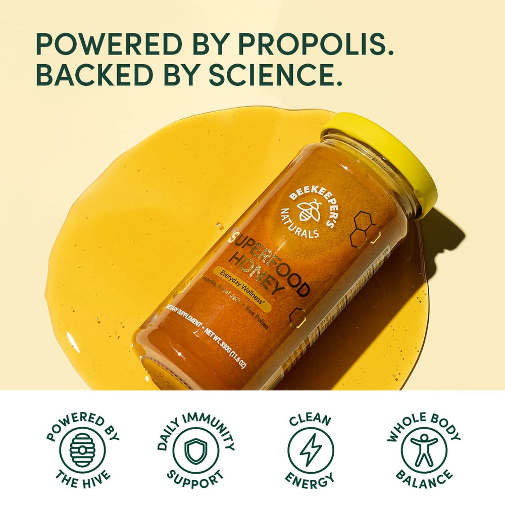 Beekeeper's Naturals miel disolviéndose en té, energía natural sin procesados