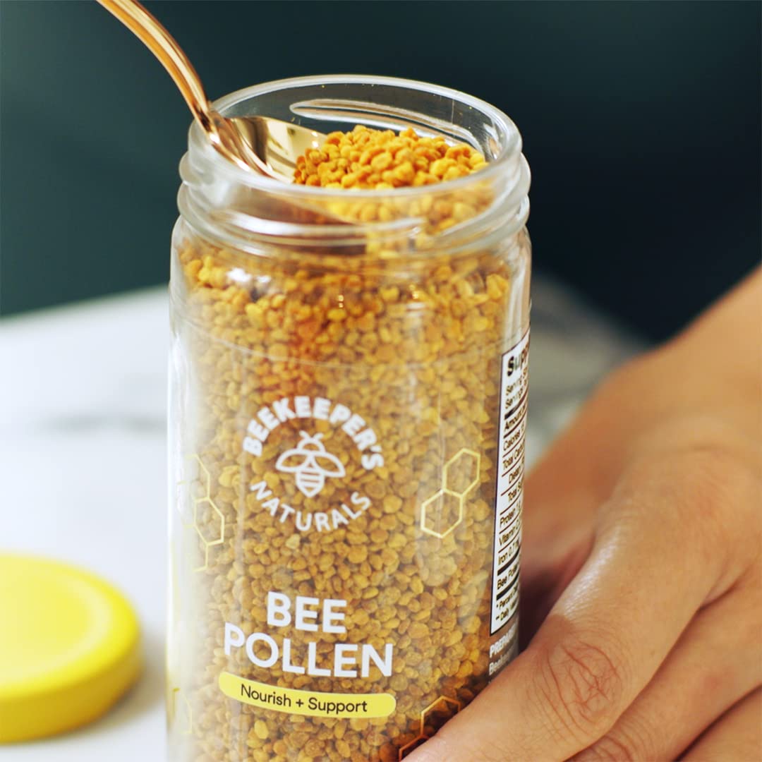 Beekeeper's Naturals frasco junto a una regla para comparar tamaño y cantidad