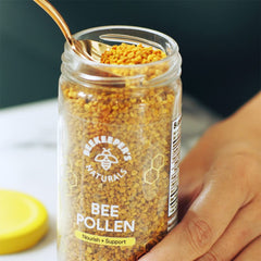 Beekeeper's Naturals frasco junto a una regla para comparar tamaño y cantidad