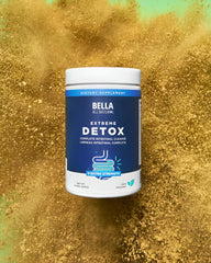 Escena de desayuno con Bella All Natural integrado en smoothie nutritivo