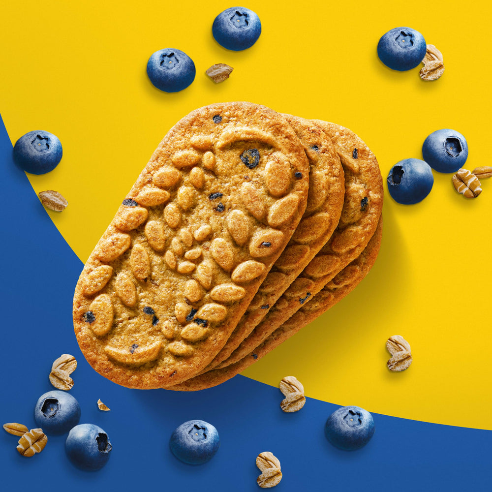 belVita galleta en mano para comparar tamaño y porción fácilmente