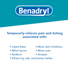 Persona usando Benadryl al aire libre tras picadura de insecto
