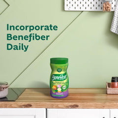 Mano sosteniendo tabletas Benefiber para mostrar facilidad de uso y conveniencia