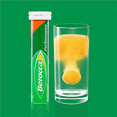 Mano sosteniendo varias tabletas Berocca mostrando tamaño real