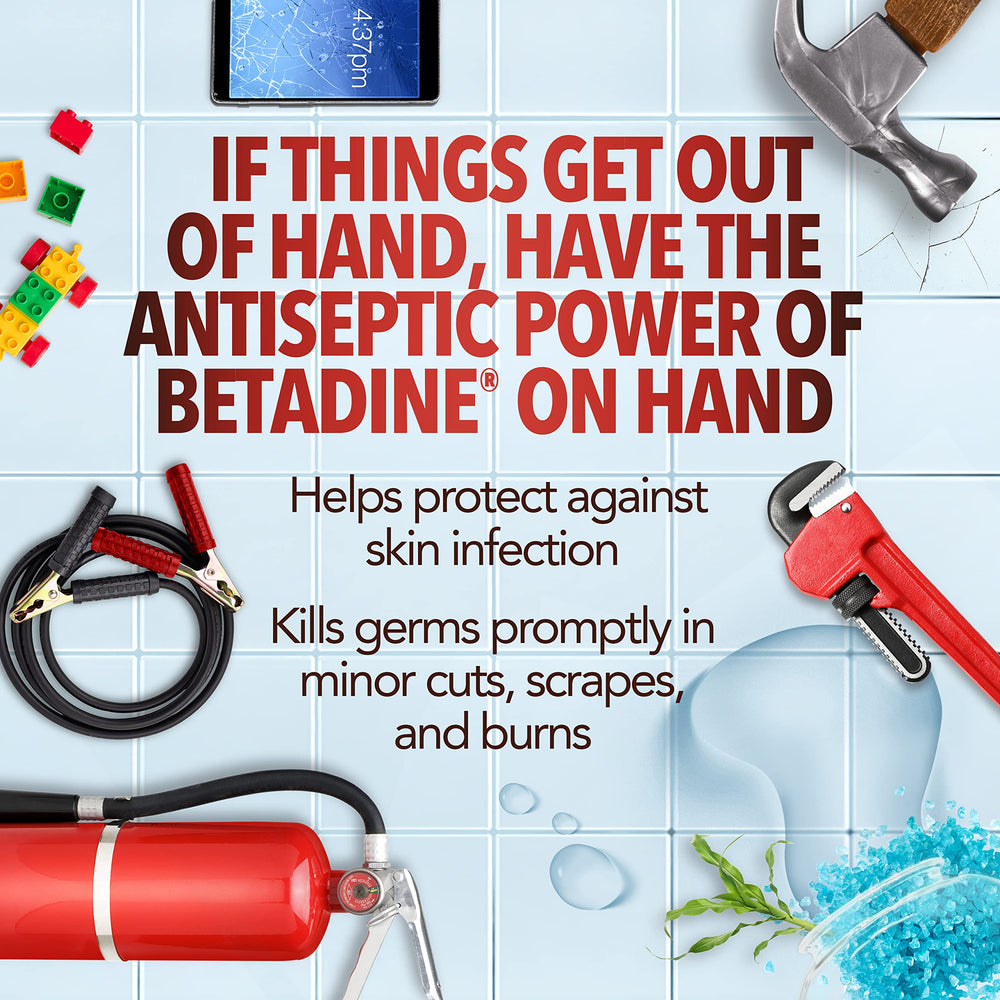 Betadine aplicación sobre pequeña herida en mano, ayuda a prevenir infecciones