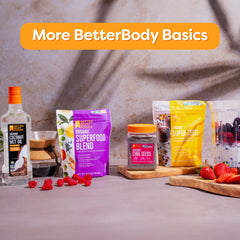 BetterBody Foods añadiendo MCT a batido en licuadora para mezcla homogénea y energía