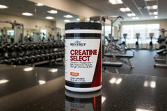 Beverly International Creatine Select bote en mesa junto a otras botellas de Beverly