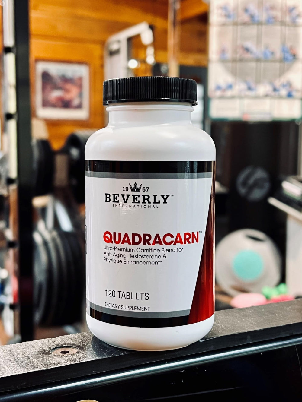 Beverly Quadracarn en gimnasio junto a equipo para ilustrar soporte al entrenamiento