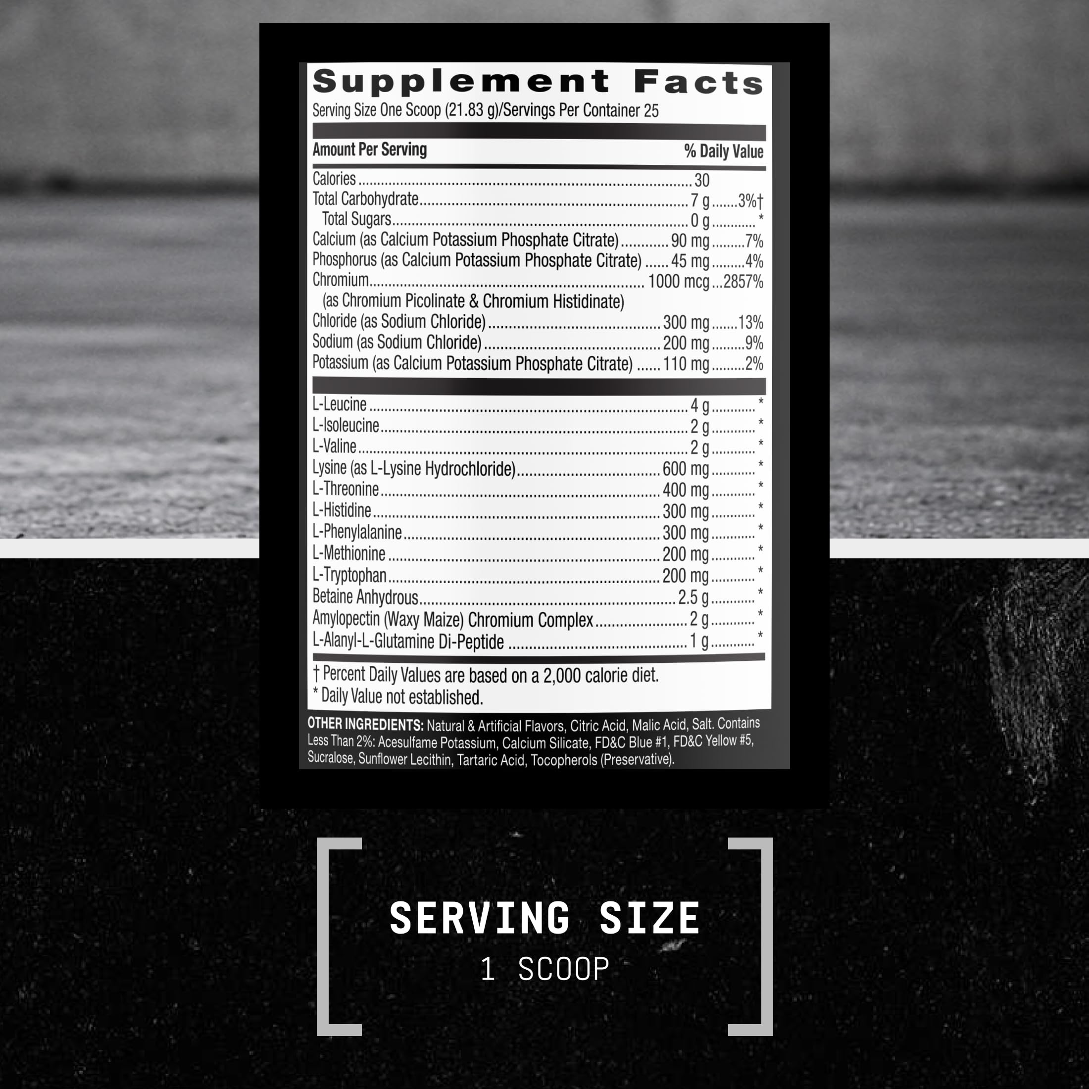 Escena lifestyle con BEYOND RAW Precision Amino en bolso deportivo para entrenamiento
