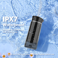 Bezvoi en mano dentro del baño demostrando uso seguro gracias a certificación IPX7