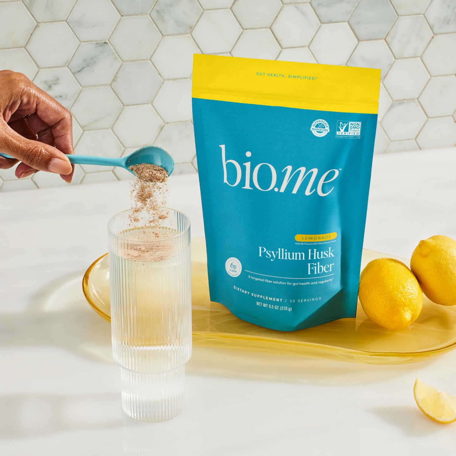 Bio.me preparación en taza con mano revolviendo, demostrando cómo preparar la bebida