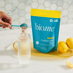 Bio.me preparación en taza con mano revolviendo, demostrando cómo preparar la bebida