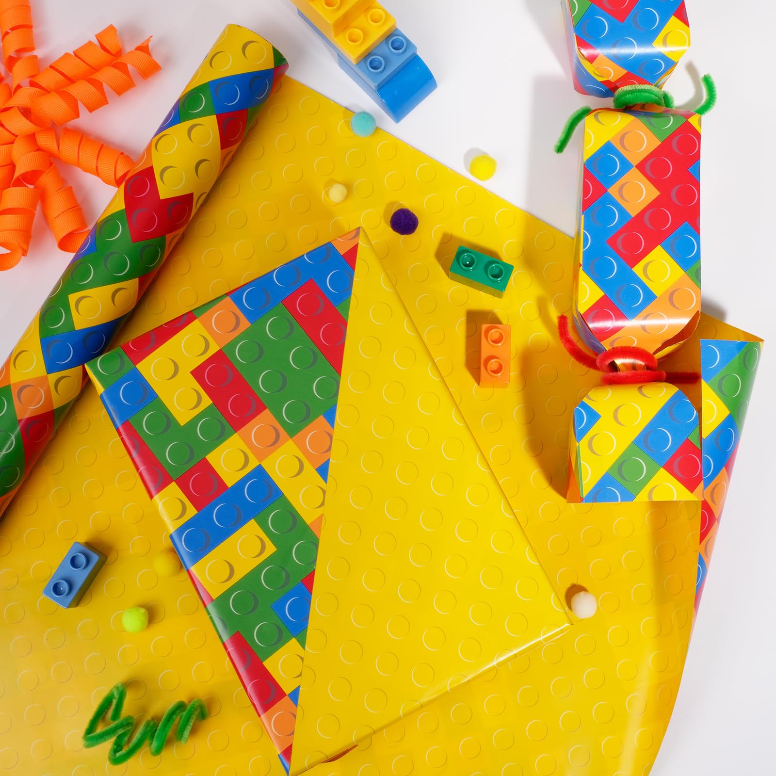 BIOBROWN regalo ya envuelto con patrón de bloques que atrae a niños