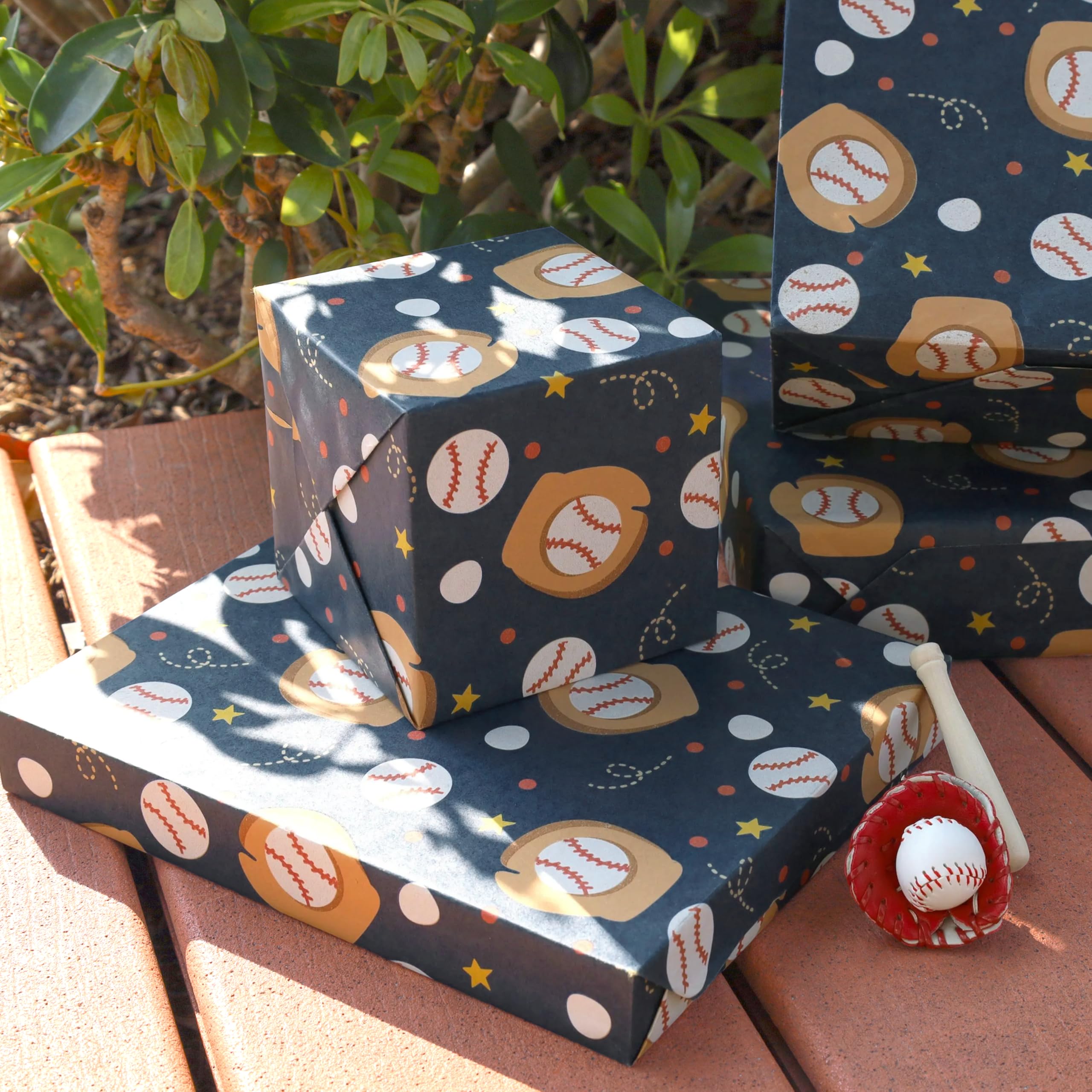 BIOBROWN papel en uso envolviendo regalo con acabado profesional