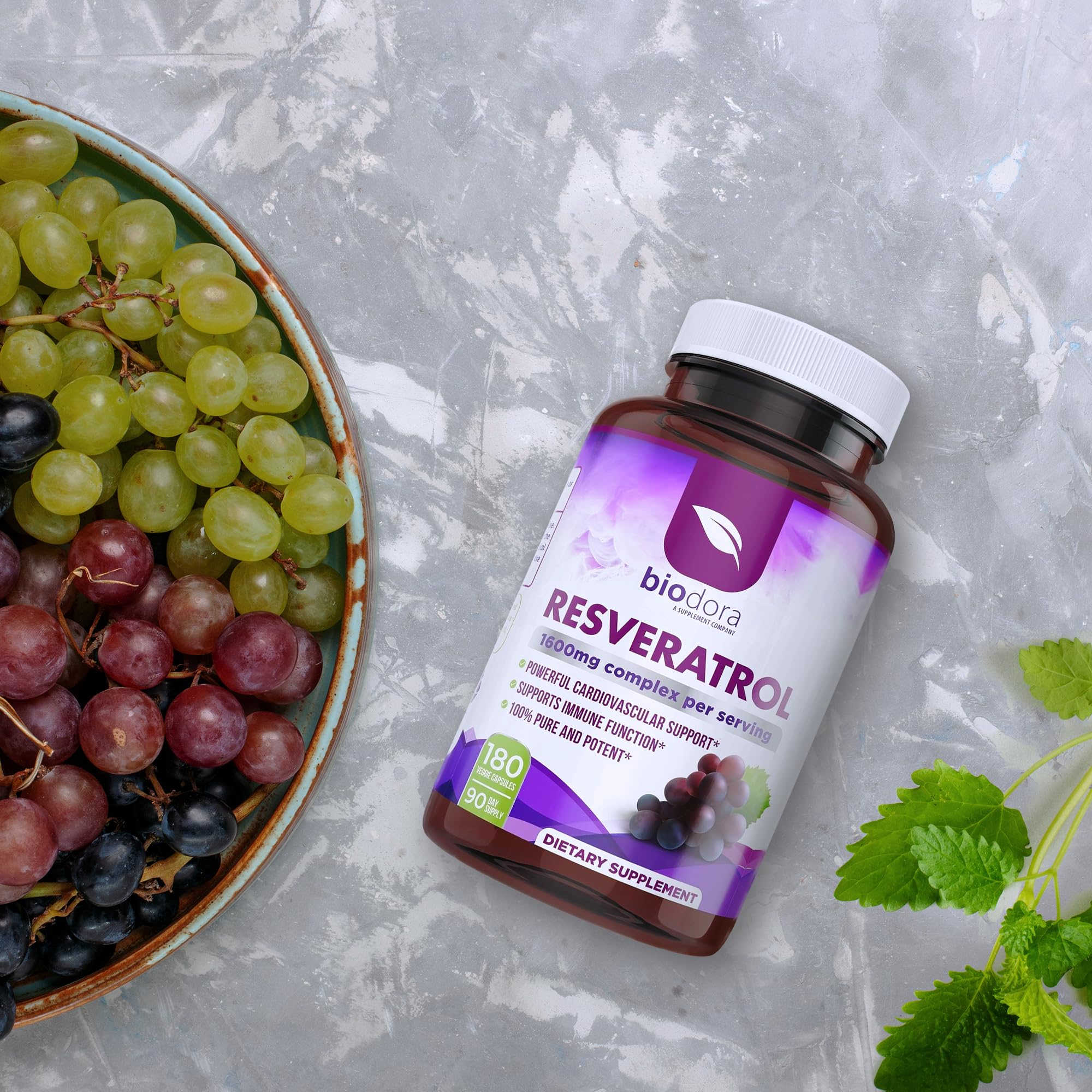 Cápsulas Biodora junto a té verde y uvas que ilustran fuentes naturales