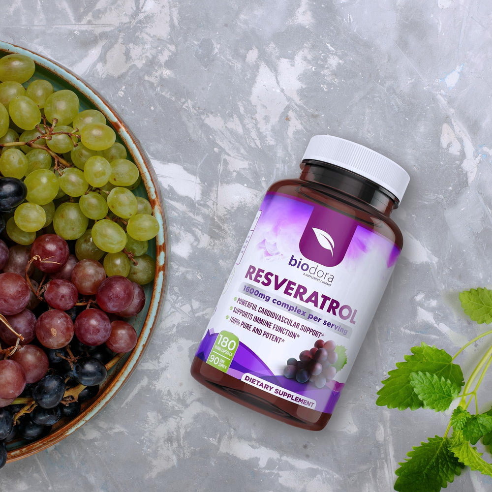 Cápsulas Biodora junto a té verde y uvas que ilustran fuentes naturales
