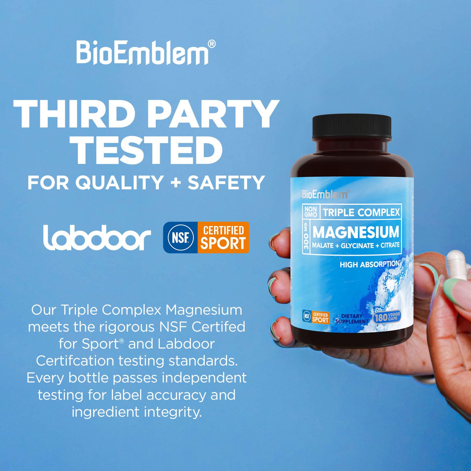 BioEmblem cápsula en mano para comparar tamaño y facilidad de ingestión