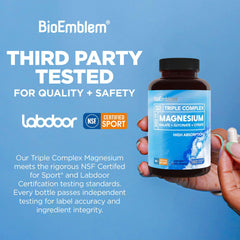 BioEmblem cápsula en mano para comparar tamaño y facilidad de ingestión