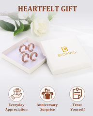 BioMag anillo puesto en un entorno urbano moderno que combina con ropa casual
