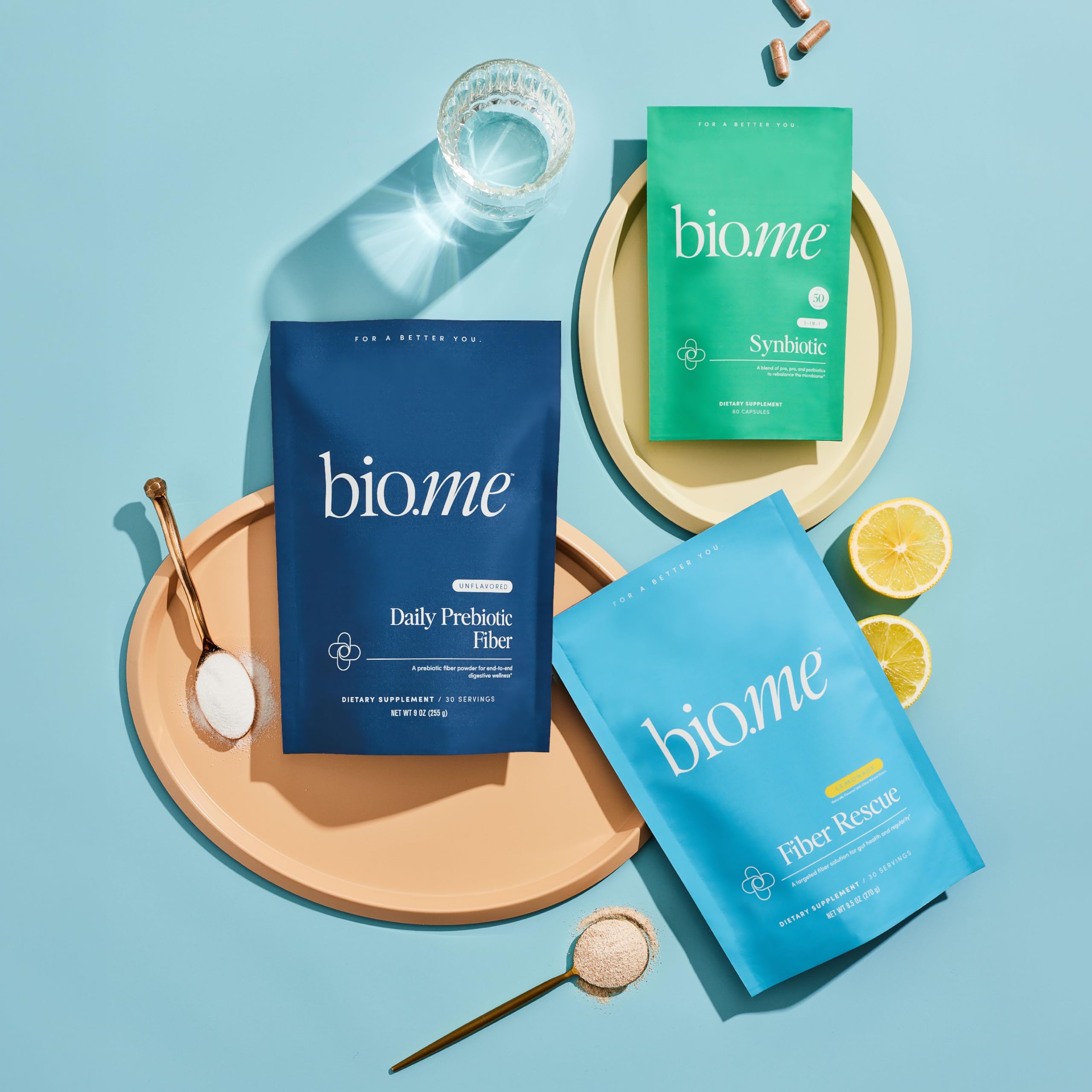 Bio.me frasco junto a un desayuno saludable sugiriendo apoyo digestivo