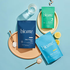 Bio.me frasco junto a un desayuno saludable sugiriendo apoyo digestivo