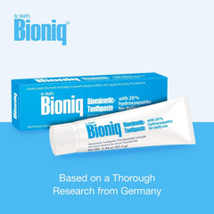 Bioniq junto a objetos cotidianos para comparar tamaño, fácil de llevar y almacenar