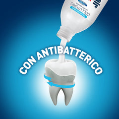 Biorepair persona usando enjuague resaltando frescor y sensación limpia
