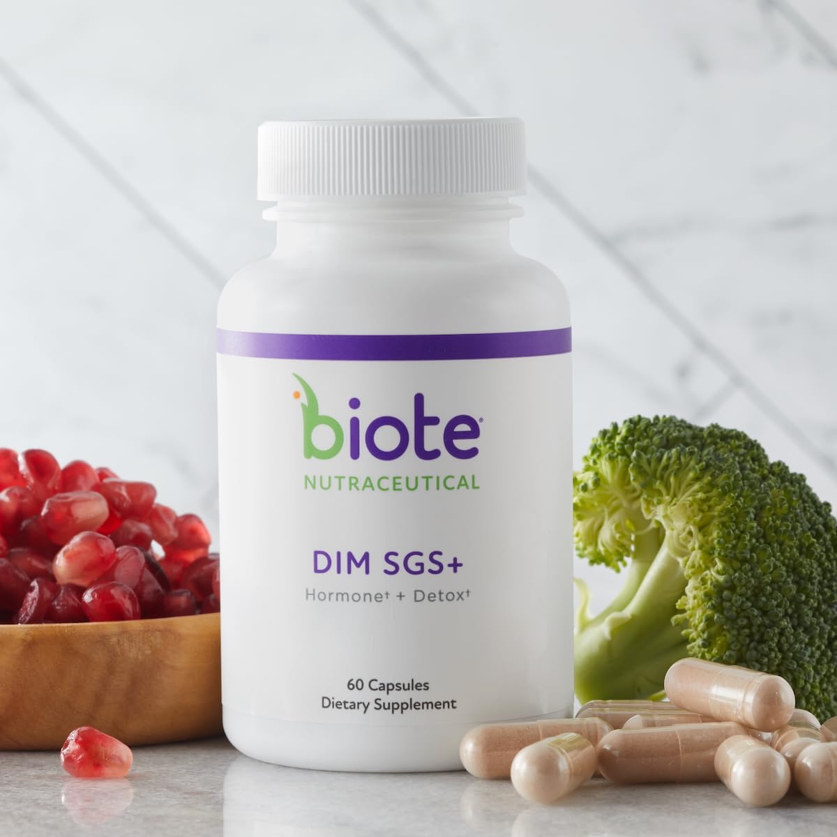 Biote DIM SGS+ cápsulas en mano mostrando la facilidad de dosificación