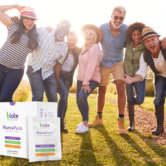 Biote NutraPack en mano para comparar tamaño y transporte fácil durante viajes