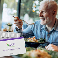 Biote cápsula siendo tomada con agua para apoyo digestivo diario