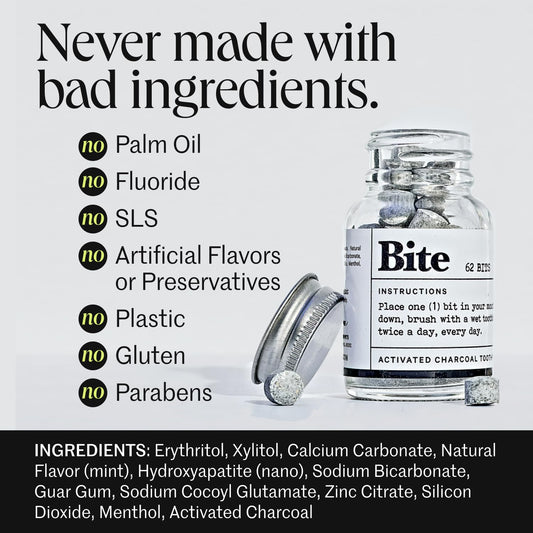 Bite primer plano de una tableta masticable, demostrando tamaño y textura fácil de usar