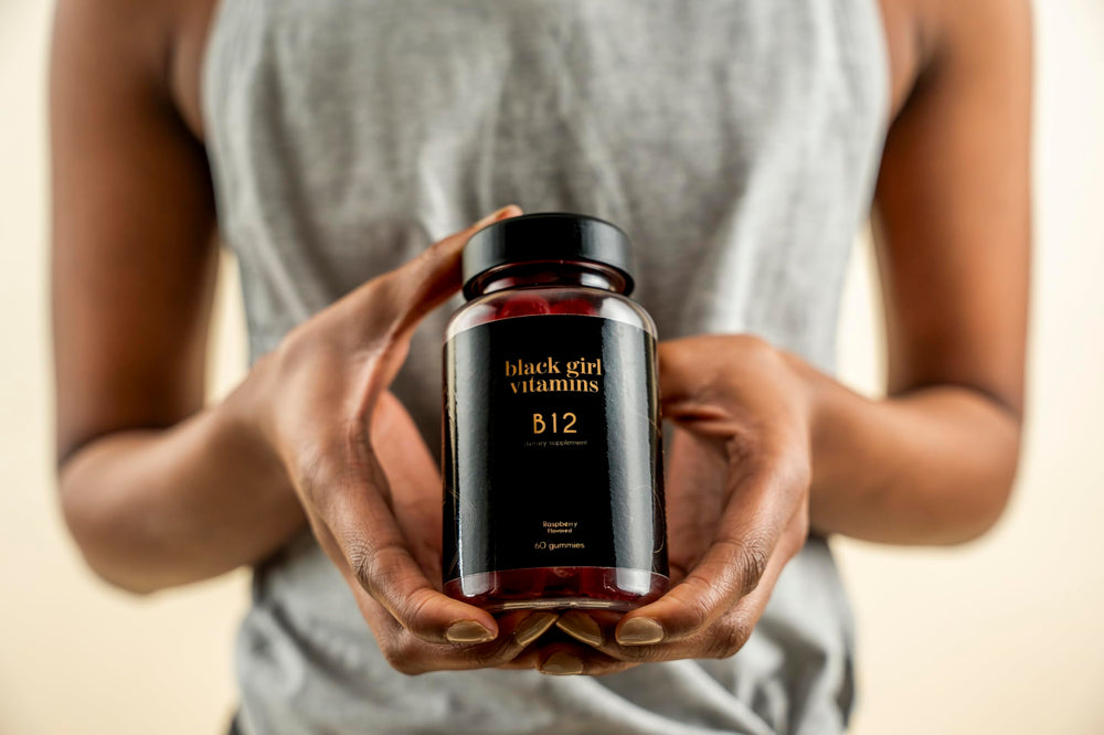 Black Girl Vitamins en mesa de desayuno destacando integración en rutina