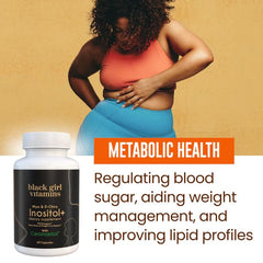 Black Girl Vitamins cápsulas en mano para comparar tamaño y dosificación
