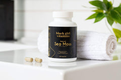 Black Girl Vitamins frasco en una mesa de bienestar para rutina diaria