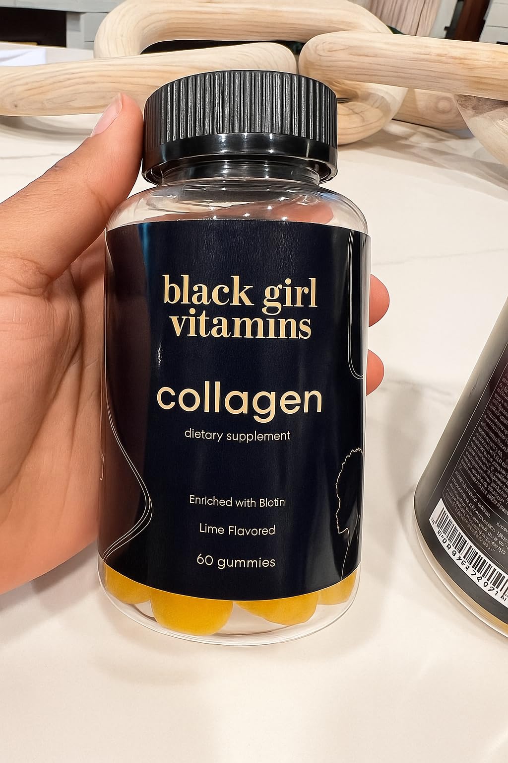 Etiqueta del producto Black Girl Vitamins con lista de ingredientes visible y limpia