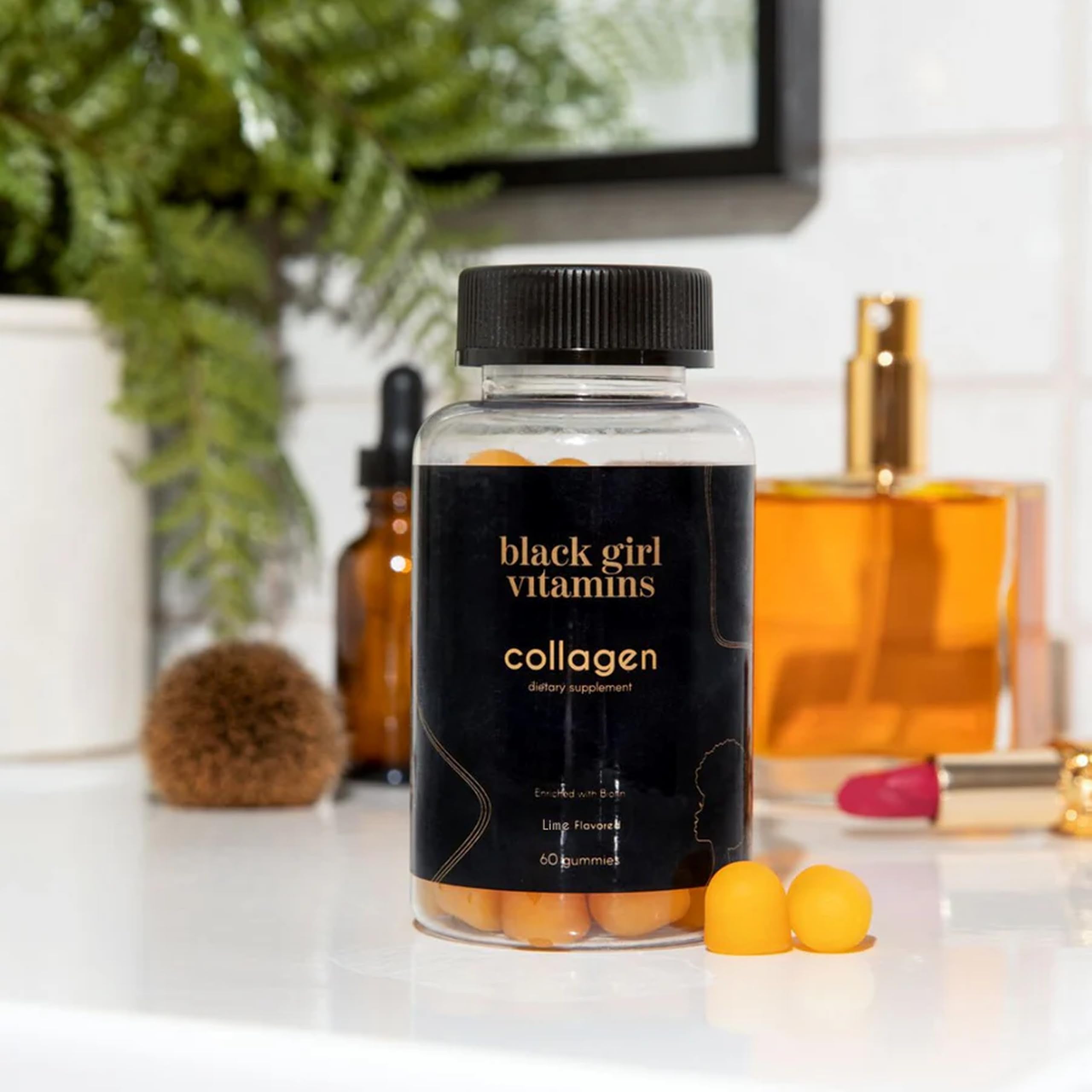Gomita de Black Girl Vitamins en mano para comparar tamaño y porción diaria
