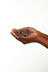 Black Girl Vitamins gomitas en mano ilustrando la porción y conveniencia diaria