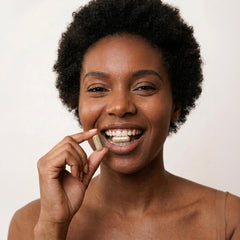 Black Girl Vitamins producto en baño moderno transmitiendo cuidado íntimo natural