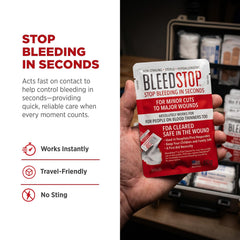 Comparación de tamaño BleedStop en mano, portátil y práctico para botiquín