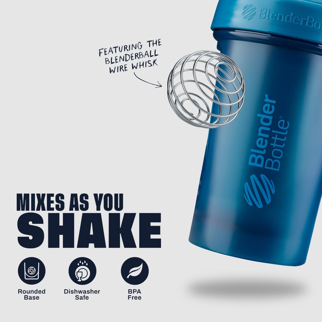 BlenderBottle boca ancha añadiendo polvo y frutas con limpieza fácil